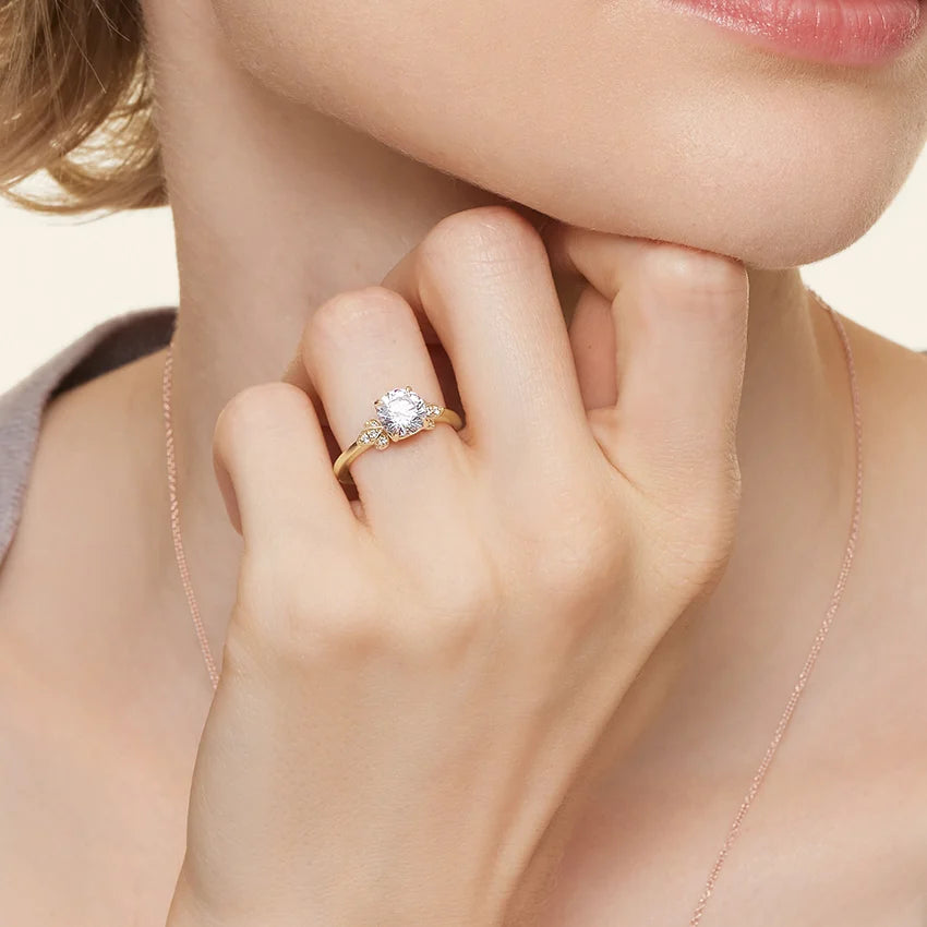 Fiore Diamond Engagement Ring    shape : round  color : F\G clarity : SI1