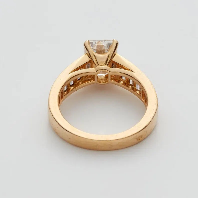 Engagement ring with 1ct round F VS1