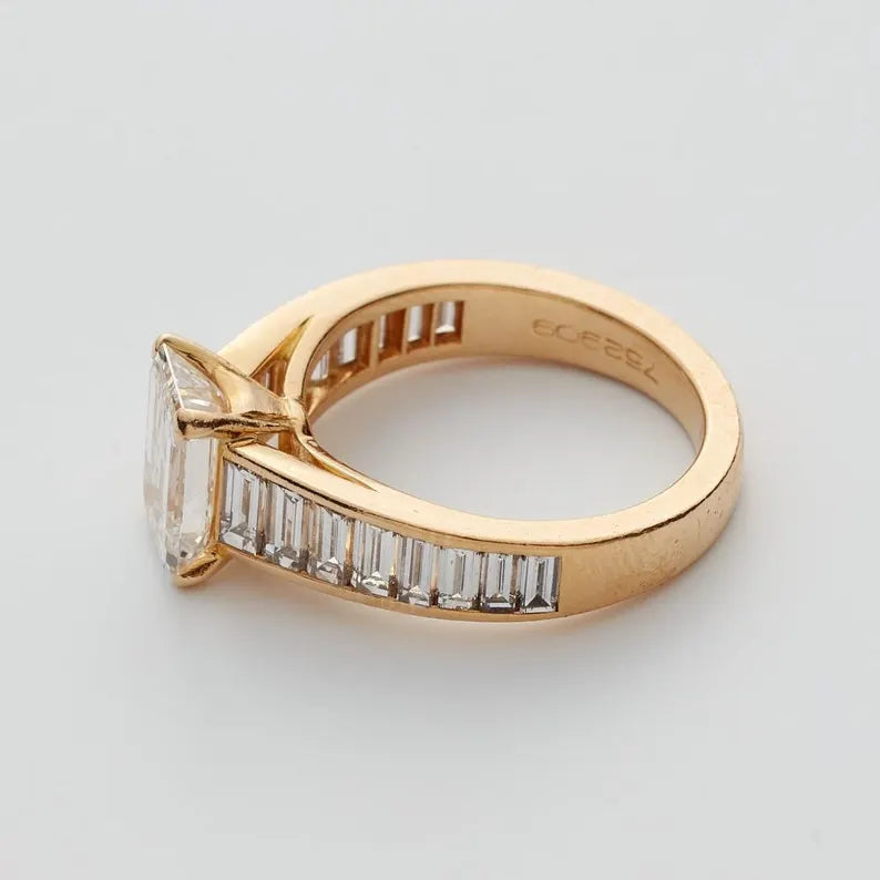 Engagement ring with 1ct round F VS1