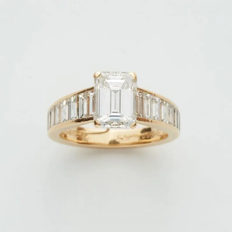 Engagement ring with 1ct round F VS1