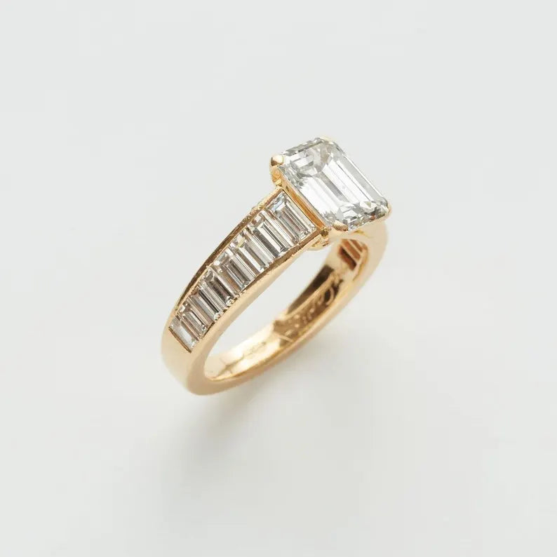 Engagement ring with 1ct round F VS1